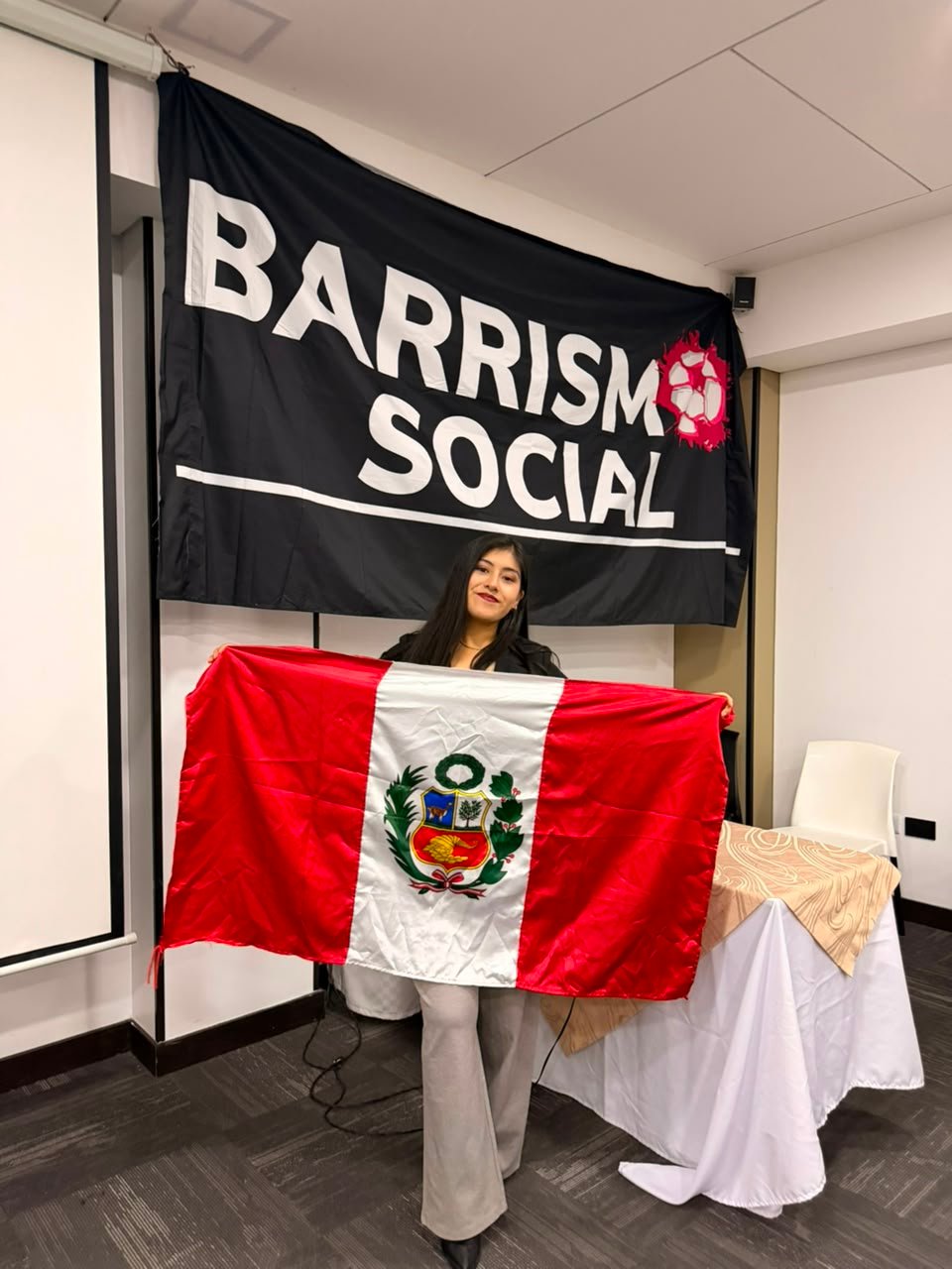 Carla con la bandera del Perú