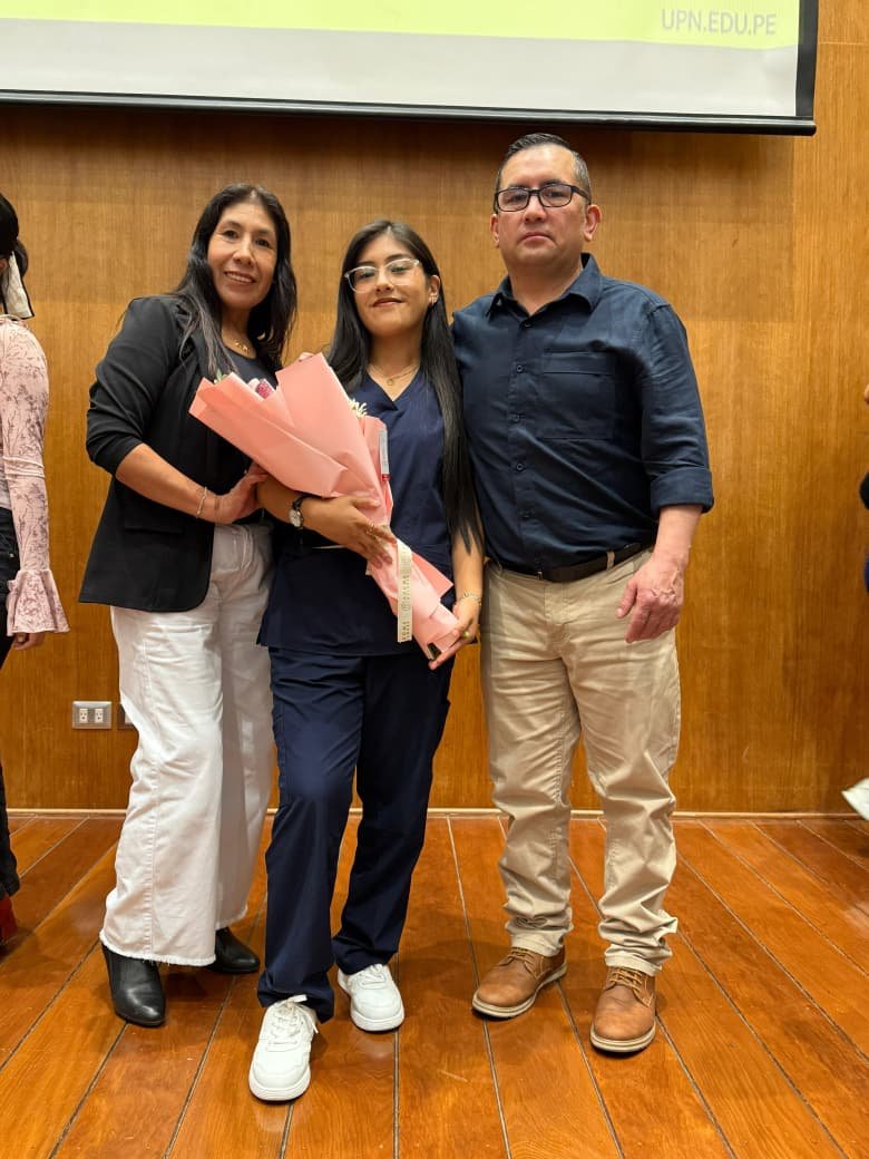 Carla con su familia el día de su graduación